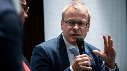 Peter Peters ist gemeinsam mit Rainer Koch derzeit interimsmäßig DFB-Präsident, nachdem Fritz Keller zurückgetreten war.