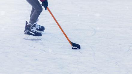 Jedes Jahr wieder: Ice-Hockey in einer Berliner Eishalle.