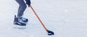 Jedes Jahr wieder: Ice-Hockey in einer Berliner Eishalle.