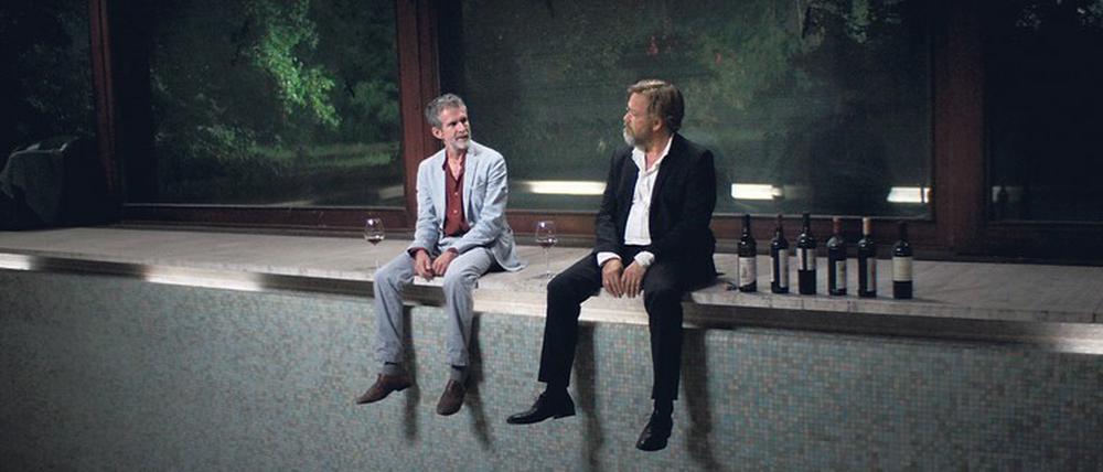 Je länger das Gespräch, desto leerer die Flaschen. Malte (Ulrich Matthes, links) und Patrick (Justus von Dohnányi) suchen im Vergangenen eine gemeinsame Zukunft.