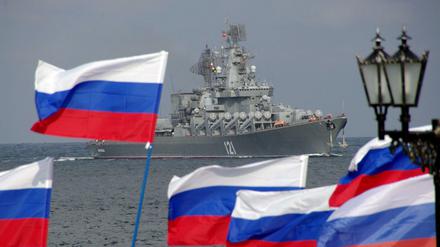 Pro-russische Unterstützer schwenken die russische Flagge, um das Flaggschiff der russischen Schwarzmeerflotte in Sewastopol willkommen zu heißen. (Symbolbild)