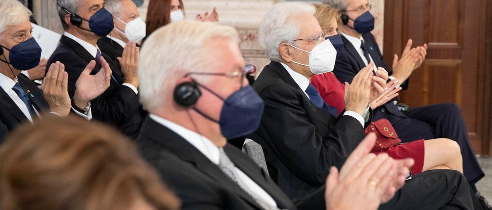 Letztes Addio? Die Präsidenten Steinmeier und Mattarella am Dienstag in der Italienischen Botschaft in Berlin. Neben ihnen Steinmeiers Ehefrau Elke Büdenbender und Laura Mattarella, die Tochter des italienischen Präsidenten.