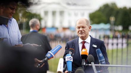 Bundesfinanzminister Olaf Scholz (SPD) bei einem Pressestatement vor dem Weißen Haus in Washington.