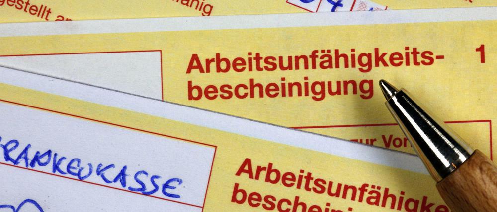 Gelber Schein. Wer eine Arbeitsunfähigkeitsbescheinigung vorlegt, ist erst einmal auf der sicheren Seite.