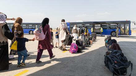 Evakuierung von Ortskräften in Afghanistan: Schutzbedürftige Menschen gehen kurz nach dem Flug aus Kabul zu einem Bus.