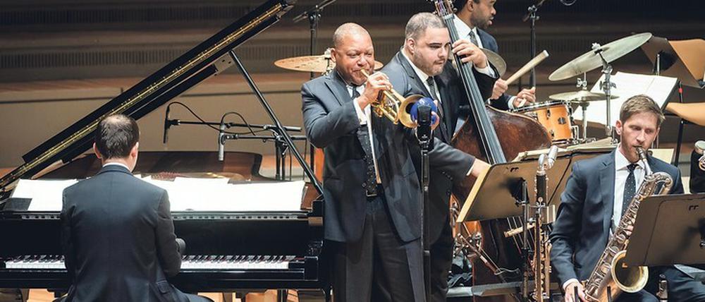 Tänzeln, quengeln, spielen. Wynton Marsalis und Mitglieder des 14-köpfigen Jazz at Lincoln Center Orchestra.