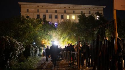 Zur Wiedereröffnung stehen mehrere hundert Menschen vor dem Berghain an. 