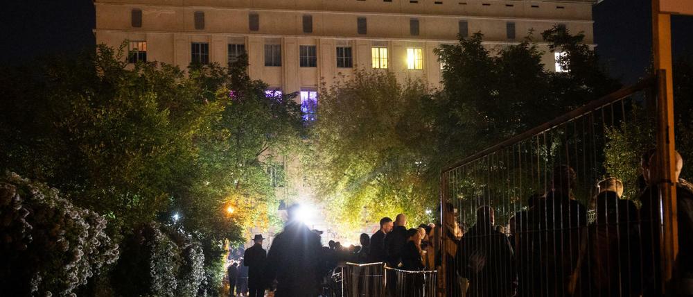 Zur Wiedereröffnung stehen mehrere hundert Menschen vor dem Berghain an. 