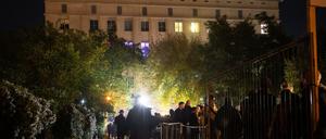 Zur Wiedereröffnung stehen mehrere hundert Menschen vor dem Berghain an. 