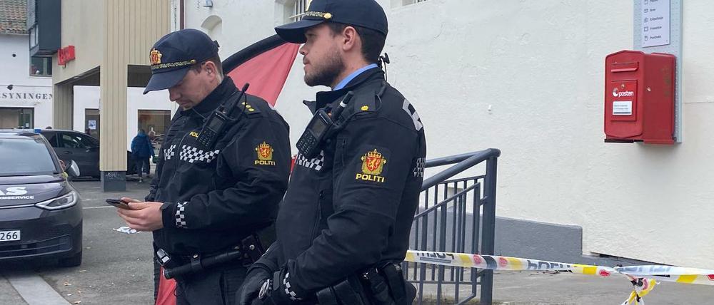 Polizisten sichern in der norwegischen Kleinstadt Kongsberg einen Tatort.