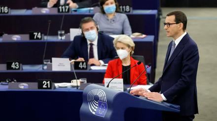 Polens Ministerpräsident Mateusz Morawiecki im Europäischen Parlament, im Hintergrund die Präsidentin der EU-Kommission, Ursula von der Leyen.