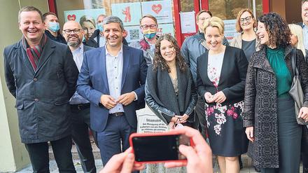 Schluss mit lustig. Zum Auftakt der Sondierungsgespräche zwischen SPD, Grünen und Linke Anfang vergangener Woche hatten sie noch gut lachen. Aber jetzt muss gearbeitet werden: In den anstehenden Koalitionsgesprächen gibt es noch einige Streitpunkte zu klären. Foto: Annette Riedl/dpa
