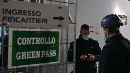 Der "Grüne Pass" eines Hafenarbeiters in Genua wird am Freitagmorgen kontrolliert.