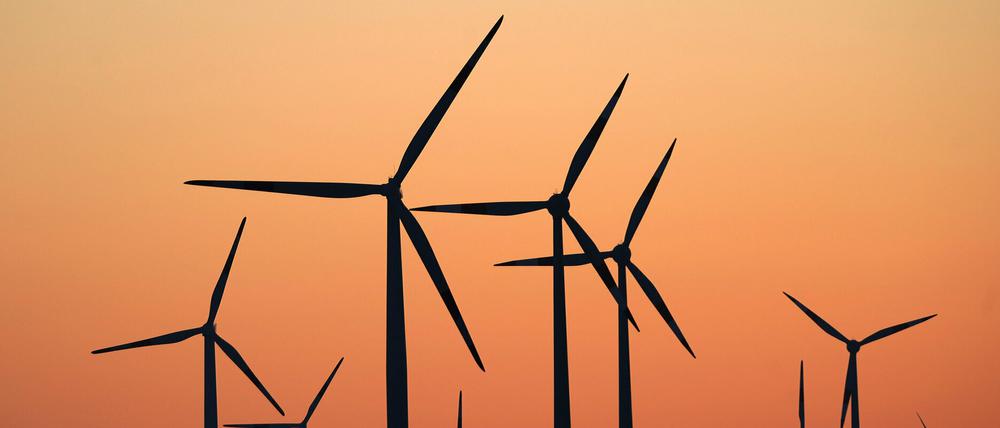 Windräder drehen sich im Licht der untergehenden Sonne im hessischen Vasbeck.