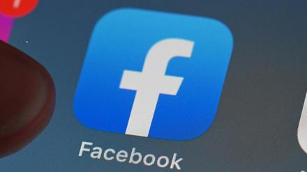 Auf dem Bildschirm eines Smartphones ist die Facebook-App zu sehen.