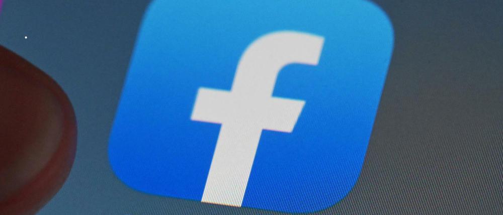 Auf dem Bildschirm eines Smartphones ist die Facebook-App zu sehen.