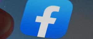 Auf dem Bildschirm eines Smartphones ist die Facebook-App zu sehen.
