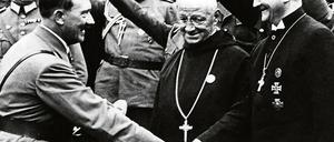 Komplexes Verhältnis. Obwohl die Nazis die Kirchen marginalisieren wollten, wurde die christliche Religiosität durch den völkischen Neuglauben oft nicht verdrängt, sondern überwölbt. Auch in der NSDAP gab es viele „christliche Nationalsozialisten“.