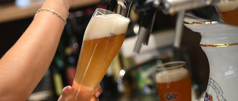 ARCHIV - 17.10.2020, Bayern, Altenau: Eine Bedienung zapft Bier in einem Wirtshaus. (zu dpa: «Bars und Kneipen in Bayern dürfen auch innen öffnen») Foto: +++ dpa-Bildfunk +++