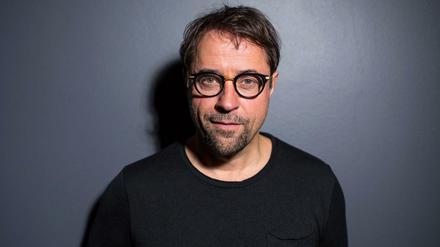 Der Schauspieler Jan Josef Liefers wünscht sich eine bessere Kommunikation in der deutschen Pandemiepolitik.