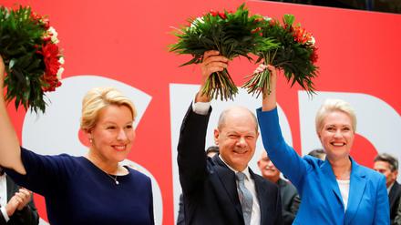 Sieges-Mienen am Wahlabend - doch nun gehen die Wege ein wenig auseinander: Franziska Giffey, Olaf Scholz, Manuela Schwesig.