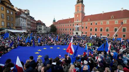 Das Ringen um Polen und die Einhaltung europäischer Werte reicht von Protesten gegen die PiS hier in Warschau über die EU-Kommission und den Rat der Regierungschefs bis ins Europäische Parlament.