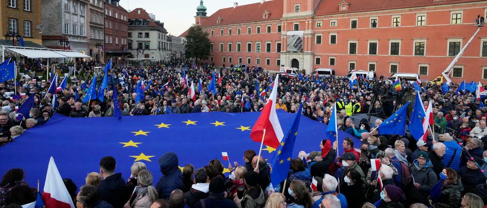 Das Ringen um Polen und die Einhaltung europäischer Werte reicht von Protesten gegen die PiS hier in Warschau über die EU-Kommission und den Rat der Regierungschefs bis ins Europäische Parlament.