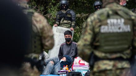 Eine Gruppe Migranten wartet an der polnisch-belarussischen Grenze.