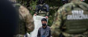 Eine Gruppe Migranten wartet an der polnisch-belarussischen Grenze.