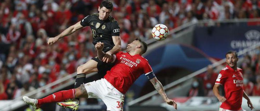 Robert Lewandowski versucht es hier mit dem Kopf.