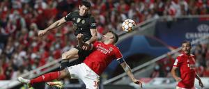 Robert Lewandowski versucht es hier mit dem Kopf.