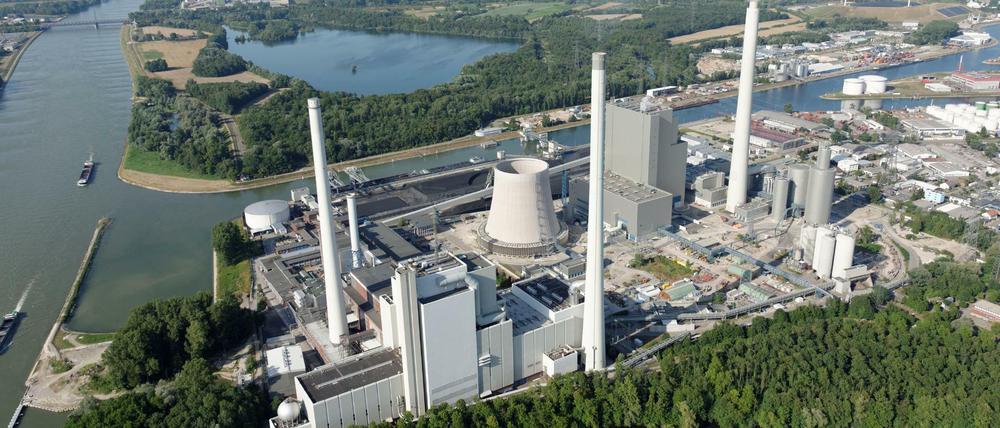 Der Kohle-Kraftwerksblock 7 im Karlsruher Rheinhafen.
