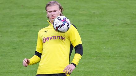 Mit einer irren Show hat sich Fußball-Superstar Erling Haaland in einem Internet-Video als treffsicherer Kunstschütze präsentiert.
