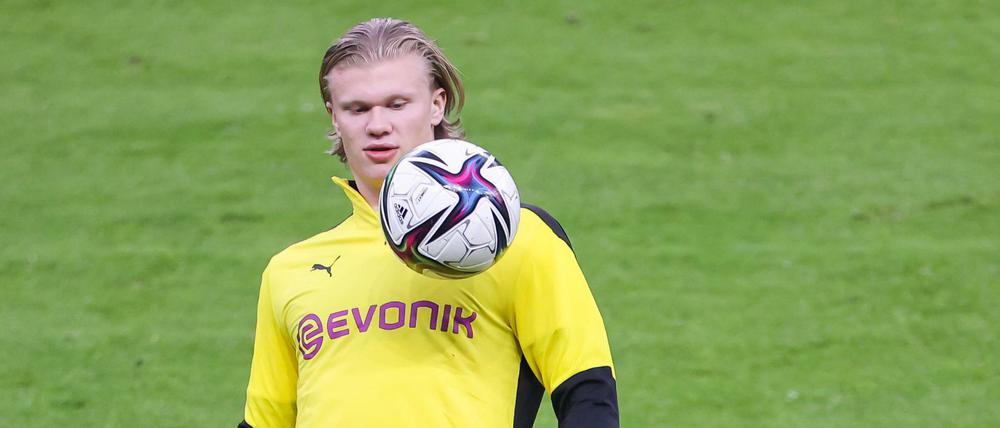 Mit einer irren Show hat sich Fußball-Superstar Erling Haaland in einem Internet-Video als treffsicherer Kunstschütze präsentiert.