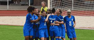 Fußballerinnen von Türkiyemspor aus Berlin-Kreuzberg beim Torjubel.