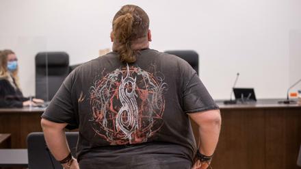 Der wegen Körperverletzung angeklagte Youtuber "Drachenlord" beim Prozess des Landgerichts Nürnberg-Fürth