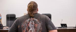 Der wegen Körperverletzung angeklagte Youtuber "Drachenlord" beim Prozess des Landgerichts Nürnberg-Fürth