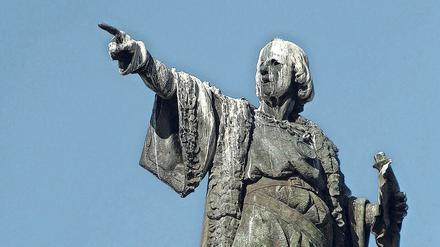 Übersee. An Kolumbus erinnern, wie diese hier in Barcelona, viele Statuen. An Fiamma, der viel früher von Amerika wusste, bislang keine.