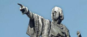 Übersee. An Kolumbus erinnern, wie diese hier in Barcelona, viele Statuen. An Fiamma, der viel früher von Amerika wusste, bislang keine.