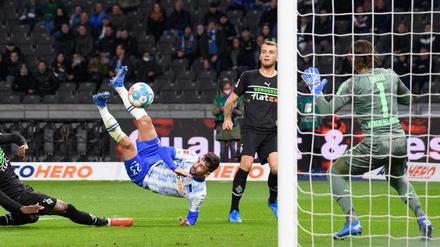 Marco Richter trifft hier formvollendet für Hertha zum 1:0.