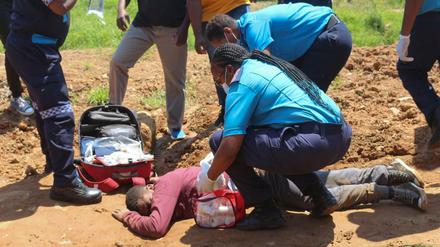 Hilfkräfte versorgen eine bei den prodemokratischen Protesten in Eswatini verletzte Person. 