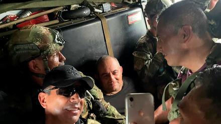 Kolumbianische Soldaten machen im Helikopter Selfies mit dem Drogenboss.