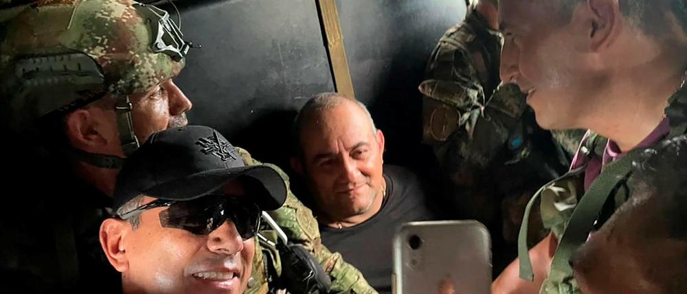 Kolumbianische Soldaten machen im Helikopter Selfies mit dem Drogenboss.