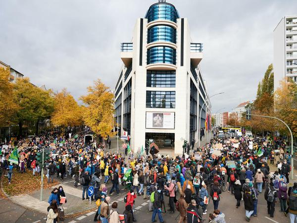 Um die Ecke demonstriert. Tausende Protestierende gehen mit Transparenten am Willy-Brandt-Haus vorbei.