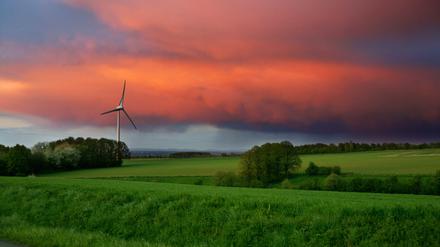 Windräder kosten, Wind und Abendrot gibt's umsonst.