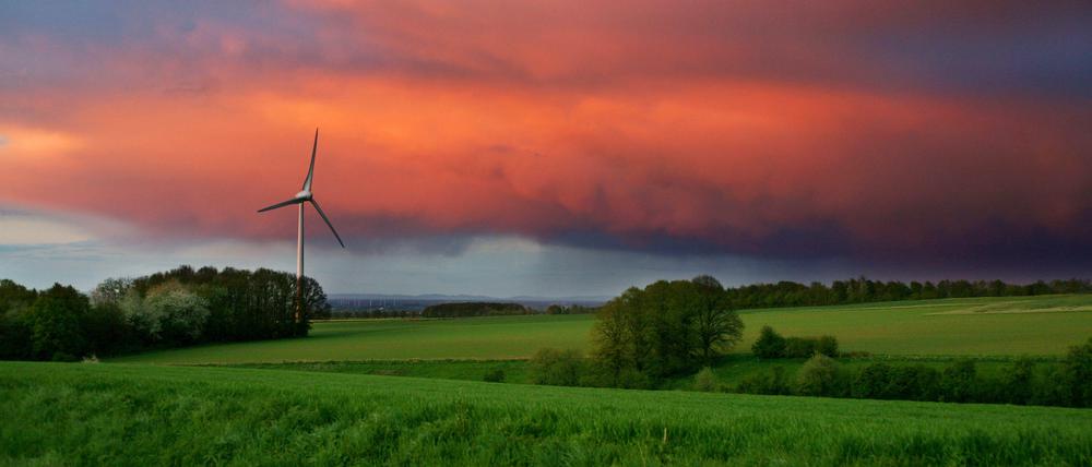 Windräder kosten, Wind und Abendrot gibt's umsonst.