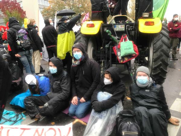 Zwischendurch kein Durchkommen. Ein Traktor und eine Sitzblockade auf der Kreuzung vor dem Willy-Brandt-Haus.