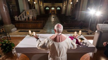 Dompropst Tobias Przytarski im März 2020 bei der Probe für einen Gottesdienst in der katholischen St.-Hedwigs-Kathedrale. Wegen der Pandemie wurden Gottesdienste zeitweilig ohne Besucher Live gestreamt.