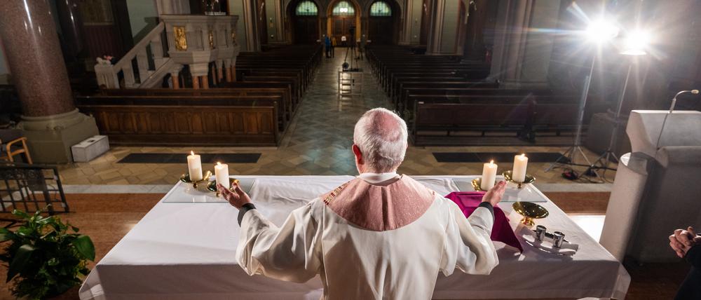 Dompropst Tobias Przytarski im März 2020 bei der Probe für einen Gottesdienst in der katholischen St.-Hedwigs-Kathedrale. Wegen der Pandemie wurden Gottesdienste zeitweilig ohne Besucher Live gestreamt.