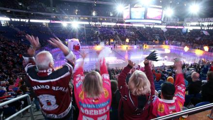Bei rund 7000 Zuschauern in der Arena der Eisbären gab es auch ein paar Lücken dazwischen.